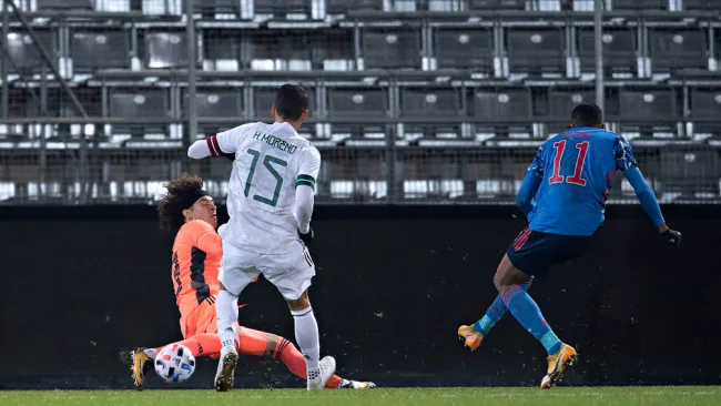 Ochoa detiene de forma correcta una ataque del rival