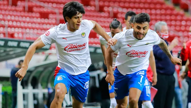 Macías y Vega, previo a un juego de Chivas