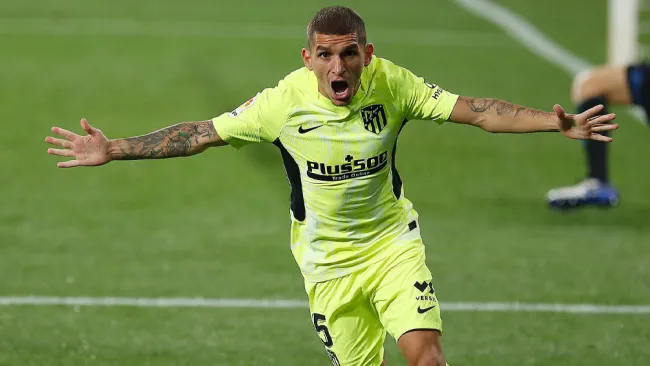 Lucas Torreira durante un duelo con el Atlético de Madrid 