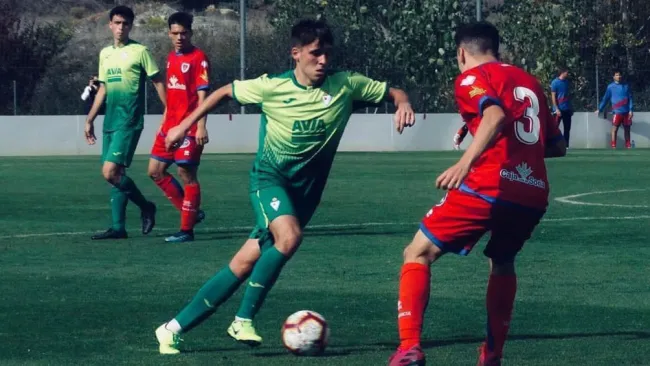 Iñaki Rosas trata de dejar a su rival en el camino