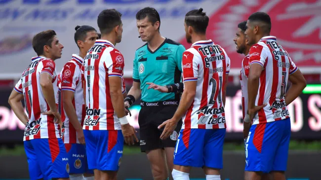 Jugadores de Chivas se molestan por una acción
