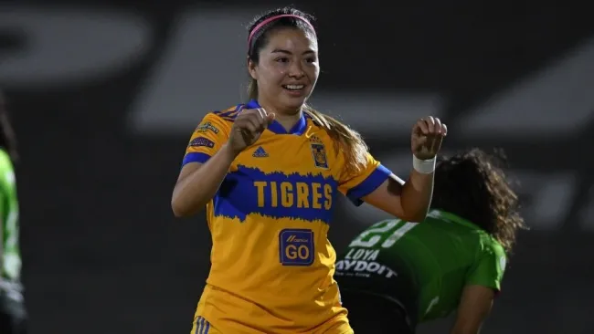 Martínez en partido con Tigres Femenil 