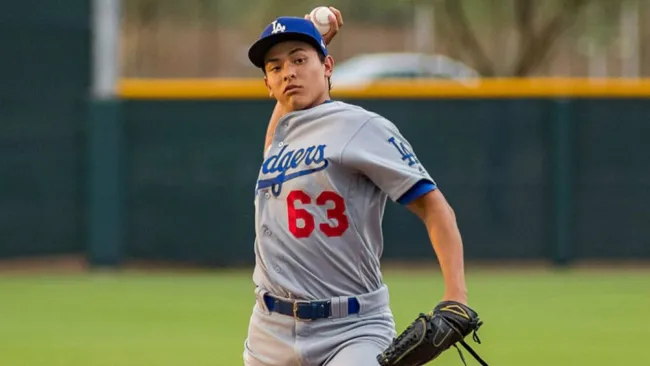 César Carrillo en práctica con Dodgers