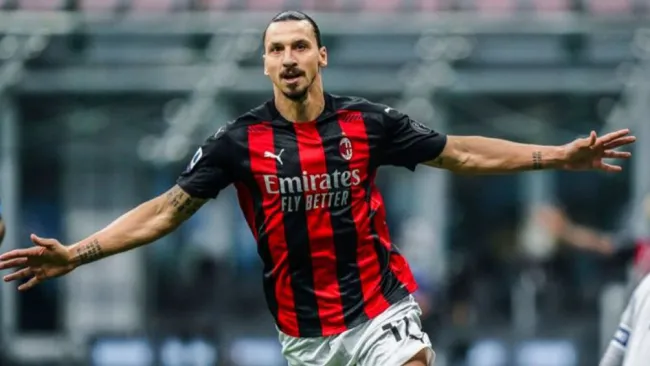 Zlatan Ibrahimovic festeja un gol con el Milan 