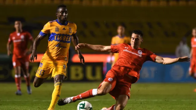 Julián Quiñones en partido ante Toluca
