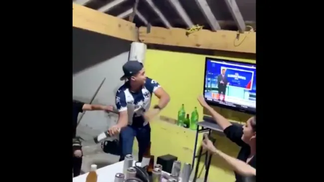 Aficionado de Rayados rompió una pantalla