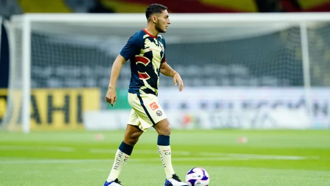 Sebastián Cáceres durante un partido con América