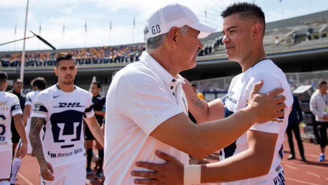 Tuca y Pablo Barrera se saludan previo a un encuentro