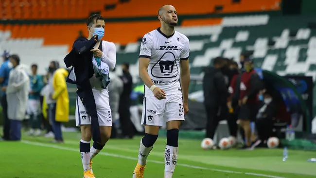 Carlos González en partido con Pumas