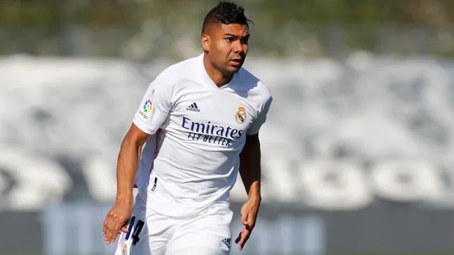 Casemiro durante un duelo con el Real Madrid 