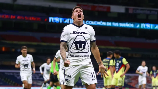 Juan Iturbe durante un partido con Pumas