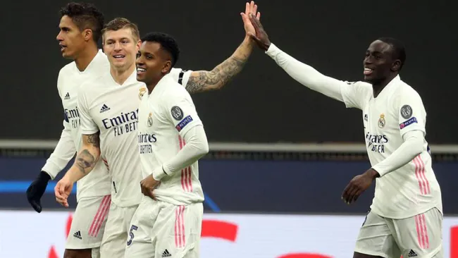 Jugadores Merengues festejan una anotación ante el Inter