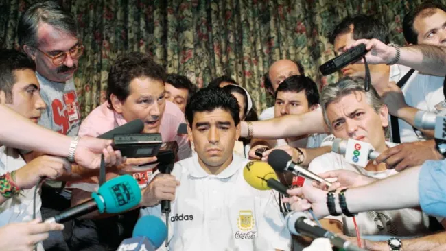 Diego Armando Maradona rodeado de medios de comunicación