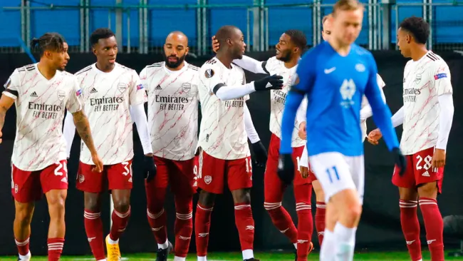 Jugadores del Arsenal festejan una anotación en Europa League 