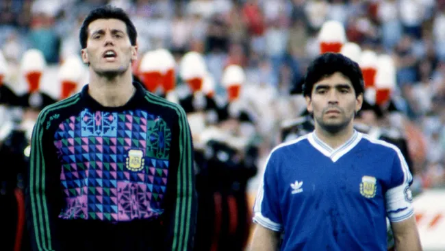 Diego Maradona junto a Sergio Goycochea en Italia 90