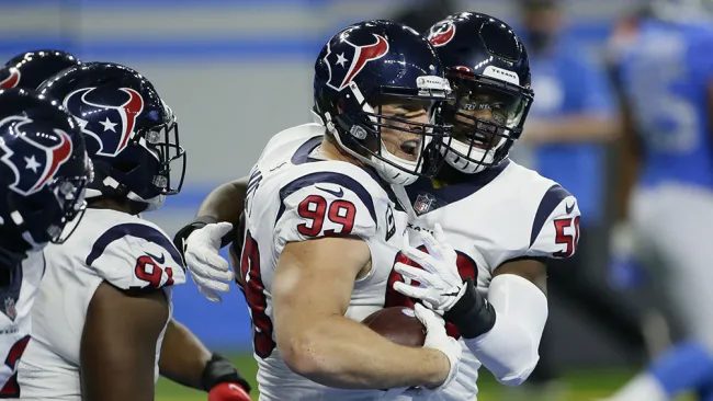 J.J. Watt es felicitado por una intercepción
