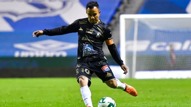 Luis Montes en un partido con León