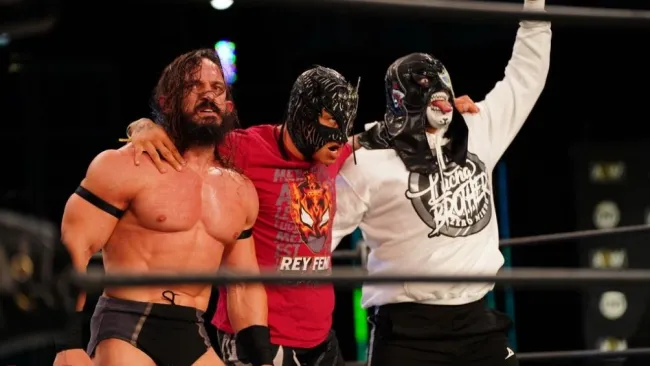 Rey Fenix y Pentagon Jr con Bastard en una función 