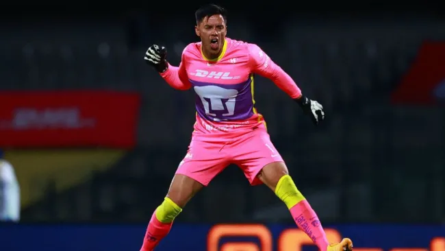 Alfredo Talavera en acción con Pumas