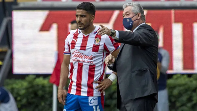 Miguel Ponce recibe indicaciones de Víctor Manuel Vucetich 