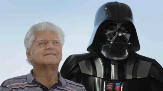 Dave Prowse junto a una figura de Darth Vader