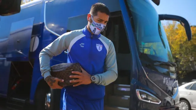 Ismael Sosa llegando al Estadio Olímpico Universitario