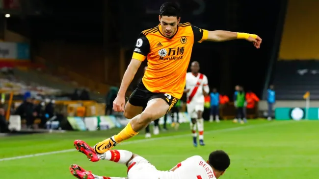 Raúl Jiménez durante un partido con Wolves