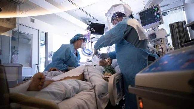 Médicos atienden a un paciente con Covid-19