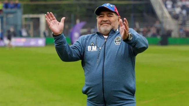 Diego Maradona durante un partido con Gimnasia y Esgrima 