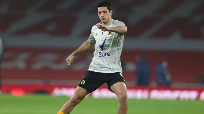  Raúl Jiménez en calentamiento con Wolves