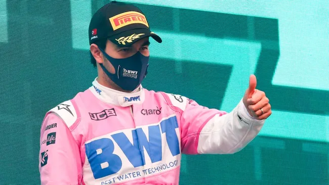 Checo Pérez saluda en el podio