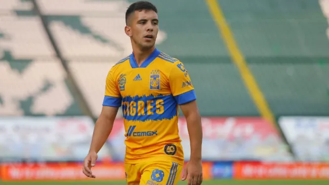 Leo Fernández en acción con Tigres