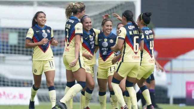 Juagdoras del América celebran gol ante Mazatlán FC