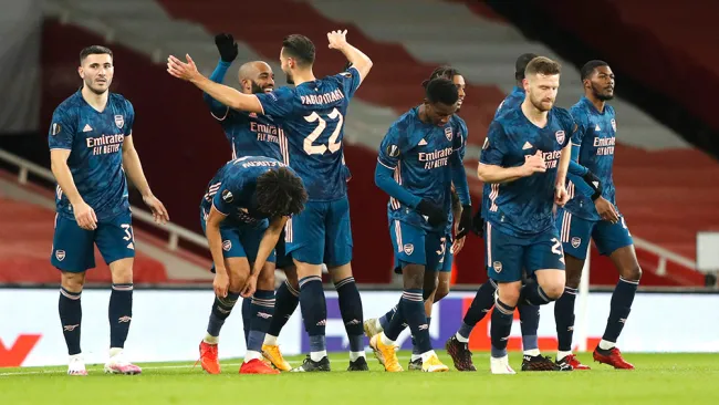 Jugadores del Arsenal festejan un gol