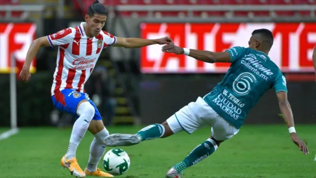 Uriel Antuna y William Tesillo en el partido de Ida de la Semifinal