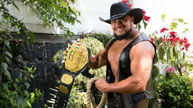 Texano Jr posando para RÉCORD