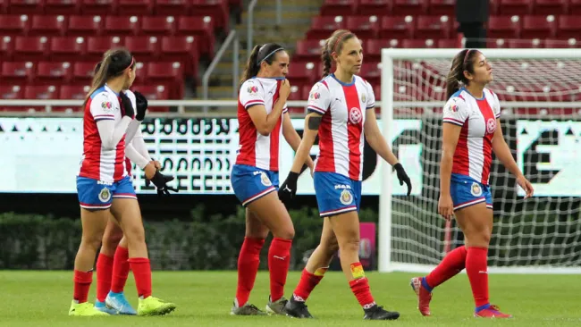 Jugadoras rojiblancas abandonan el terreno de juego