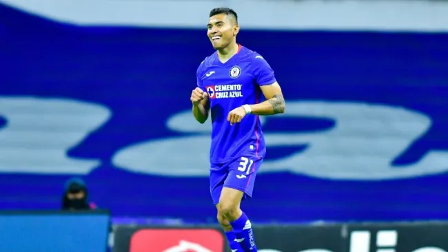 Orbelín Pineda durante un partido con Cruz Azul 