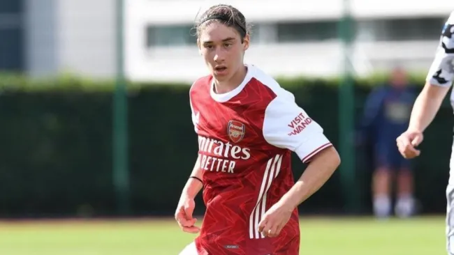 Marcelo Flores en un partido con el Arsenal Sub-18