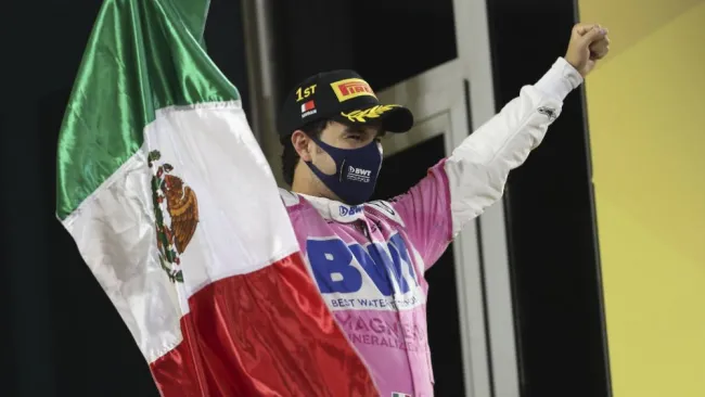 Checo Pérez tras ganar el GP de Sakhir con la bandera de México