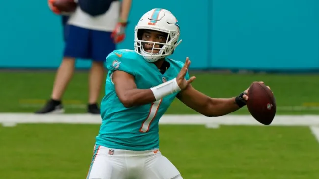 Tua Tagovailoa lanzando un pase en un juego de los Dolphins