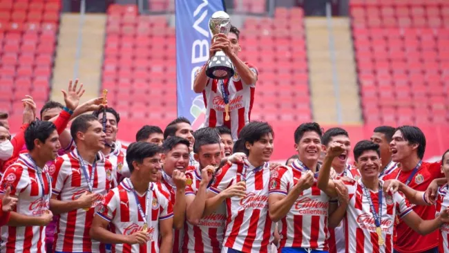 Jugadores de Chivas Sub-20 celebrando el campeonato