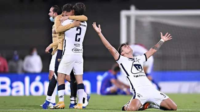 Jugadores de Pumas celebran pase a la Final