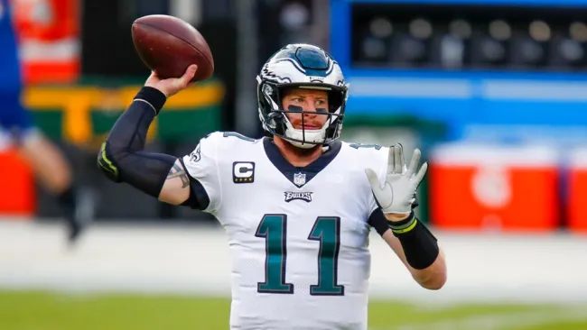 Eagles: Carson Wentz, a la banca; Jalen Hurts, nombrado QB titular