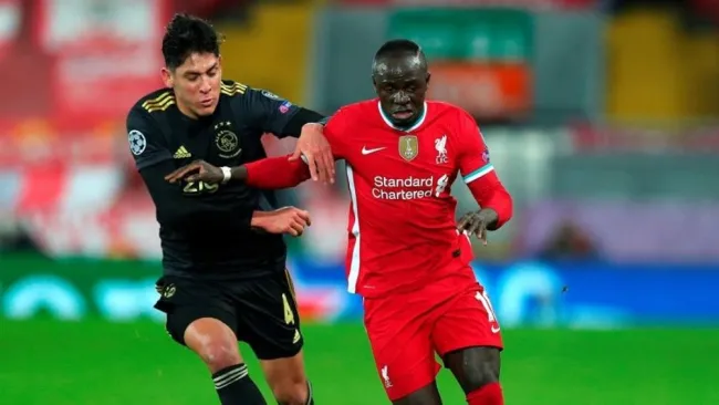 Edson Álvarez en partido de Champions 