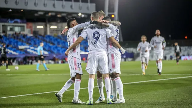 Jugadores de Real Madrid festejan un gol