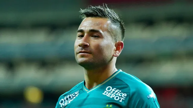 Jean Meneses en un partido con León