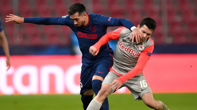 Herrera protege el balón ante el acoso de un rival en la Champions