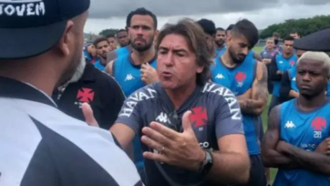 Afición de Vasco de Gama en discusión con Sá Pinto