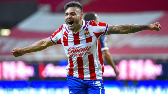 Alexis Vega en un partido con Chivas